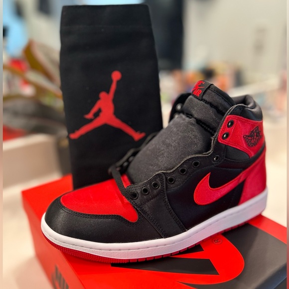 🏀Women’s Air Jordan 1 RETRO HI OG Black/University Red-White🏀 - Picture 4 of 5
